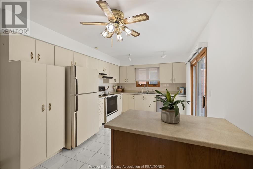 8358 KINGSTON CRESCENT Image 11