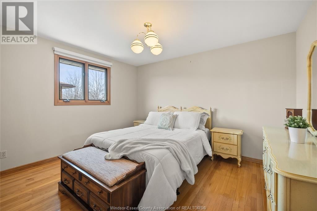 8358 KINGSTON CRESCENT Image 15