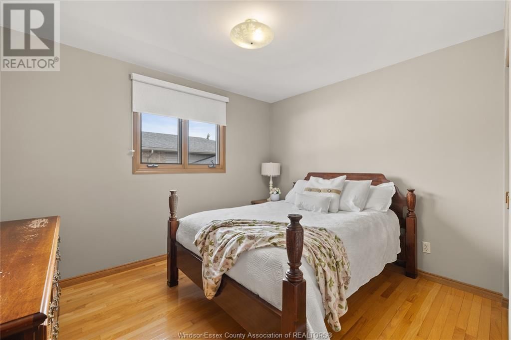 8358 KINGSTON CRESCENT Image 17