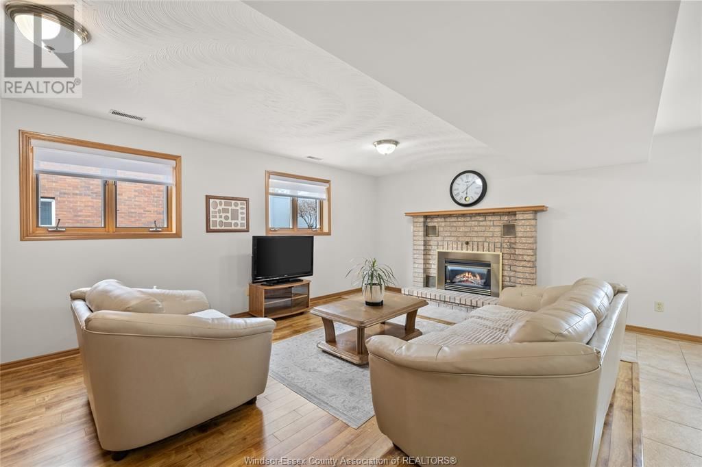 8358 KINGSTON CRESCENT Image 18