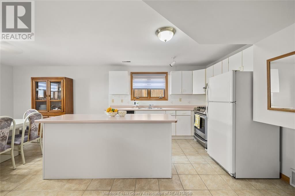 8358 KINGSTON CRESCENT Image 20
