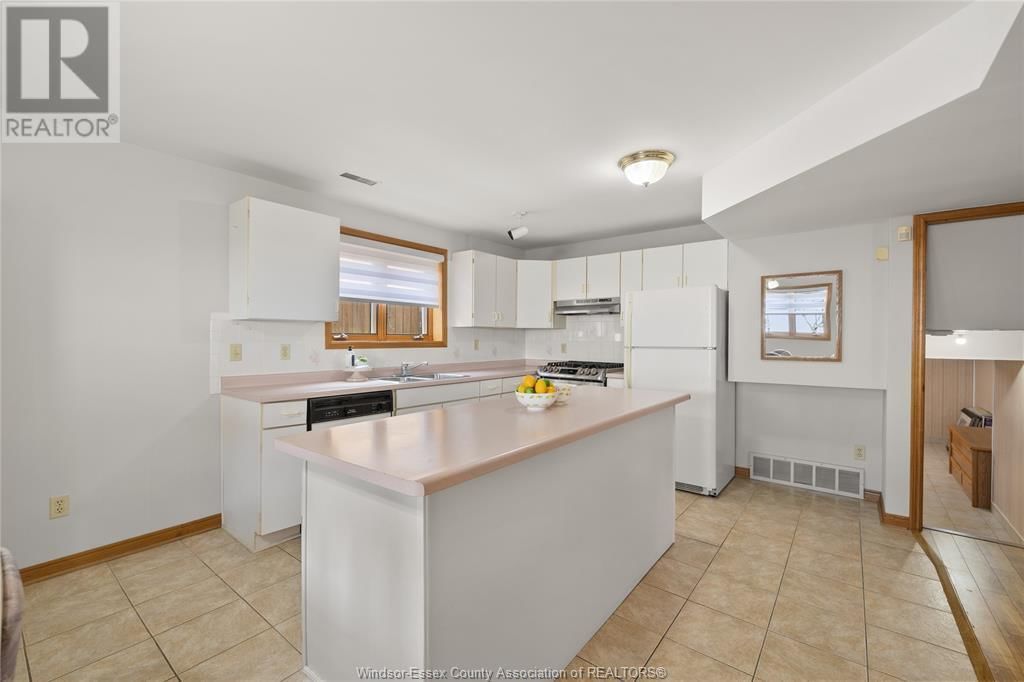 8358 KINGSTON CRESCENT Image 22