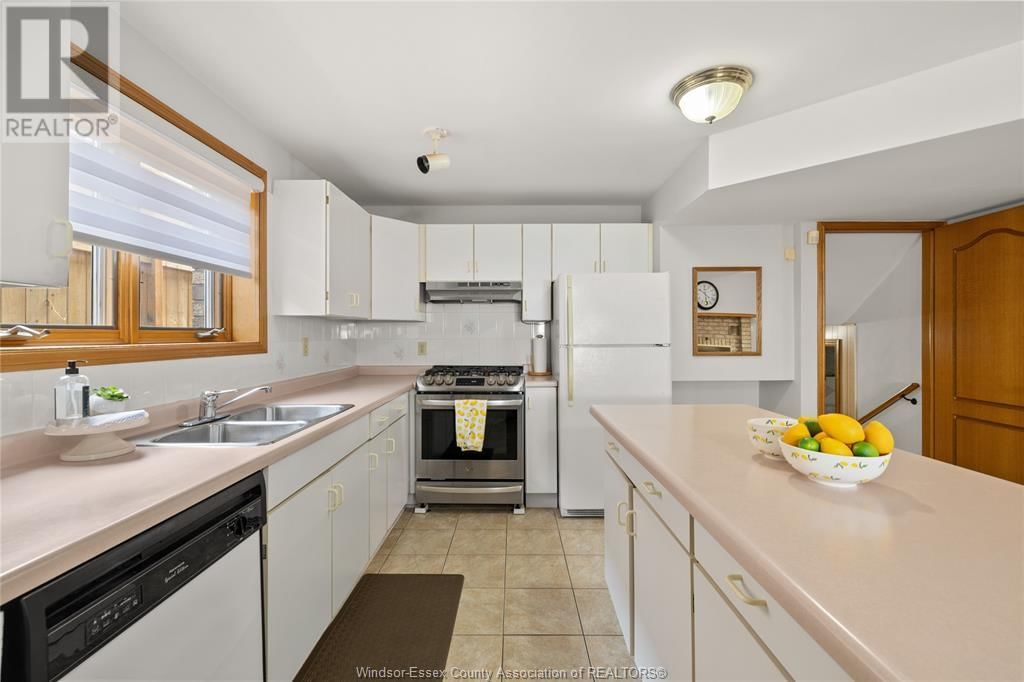 8358 KINGSTON CRESCENT Image 23