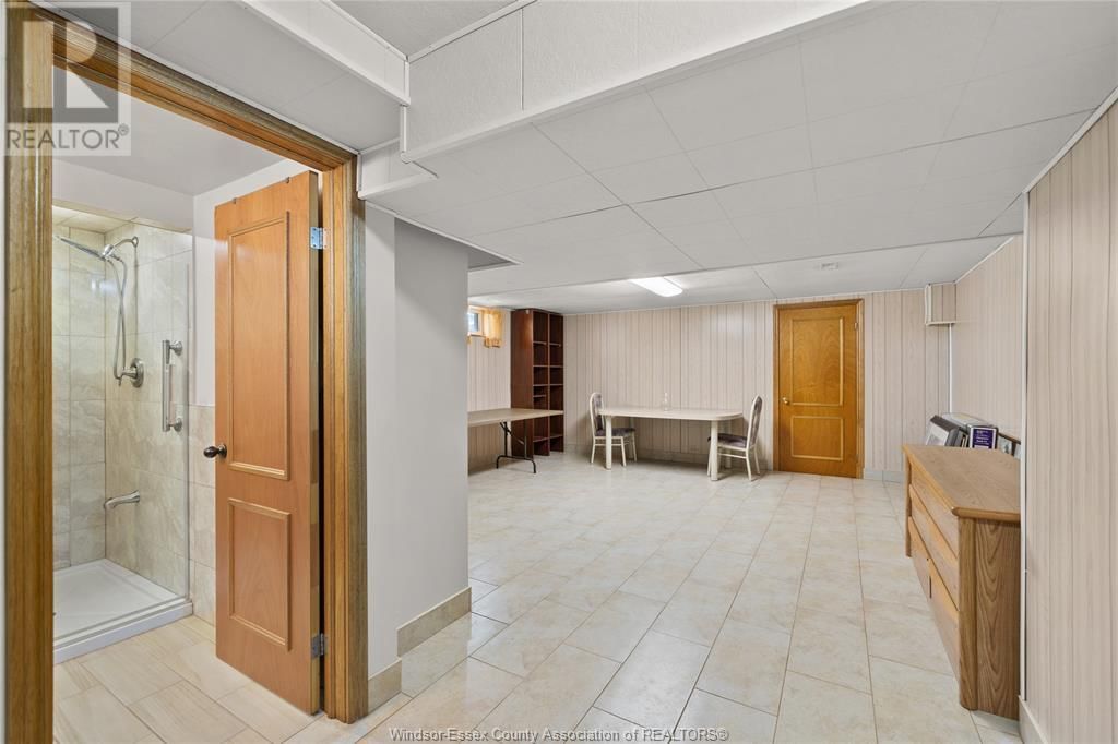 8358 KINGSTON CRESCENT Image 25