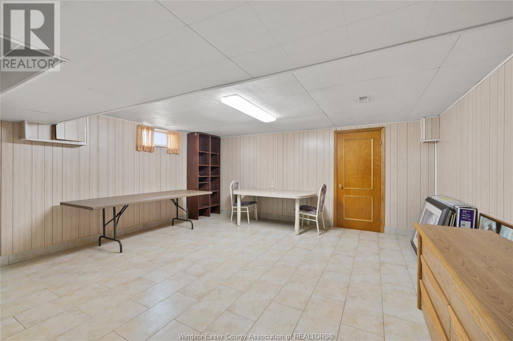 8358 KINGSTON CRESCENT Image 27
