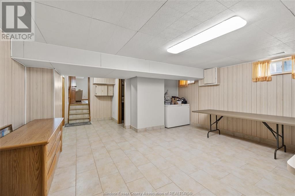 8358 KINGSTON CRESCENT Image 28