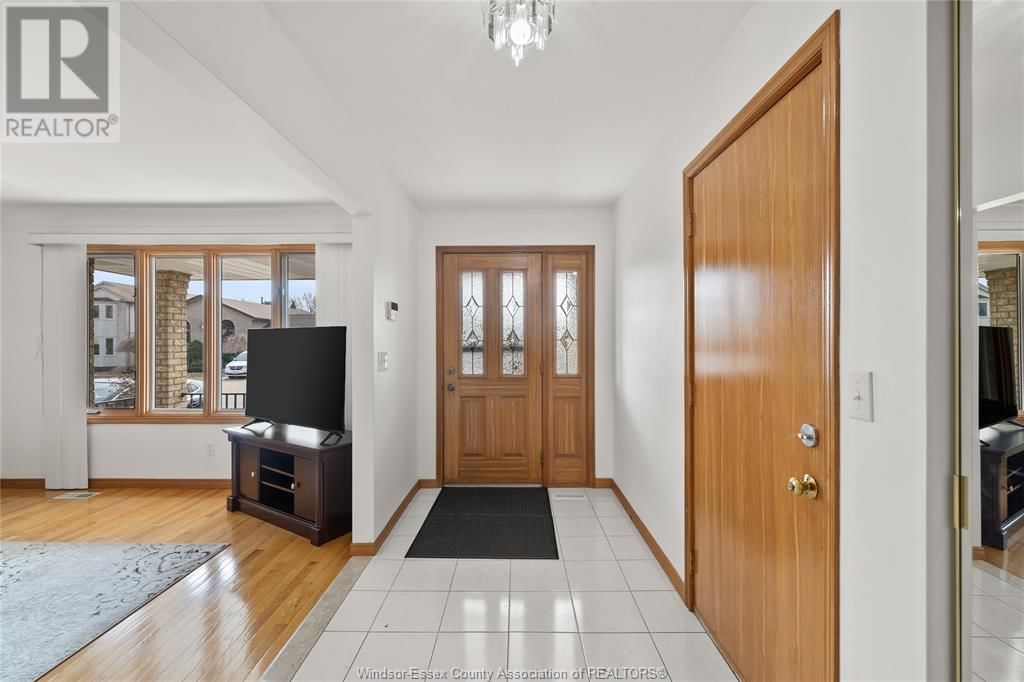 8358 KINGSTON CRESCENT Image 3