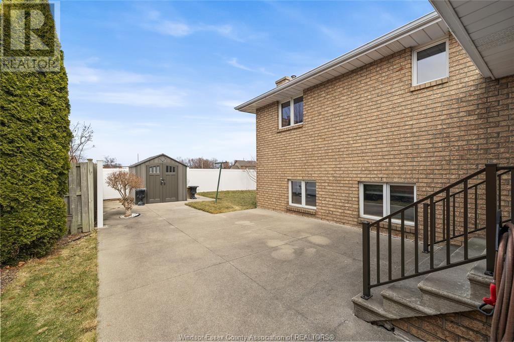8358 KINGSTON CRESCENT Image 30