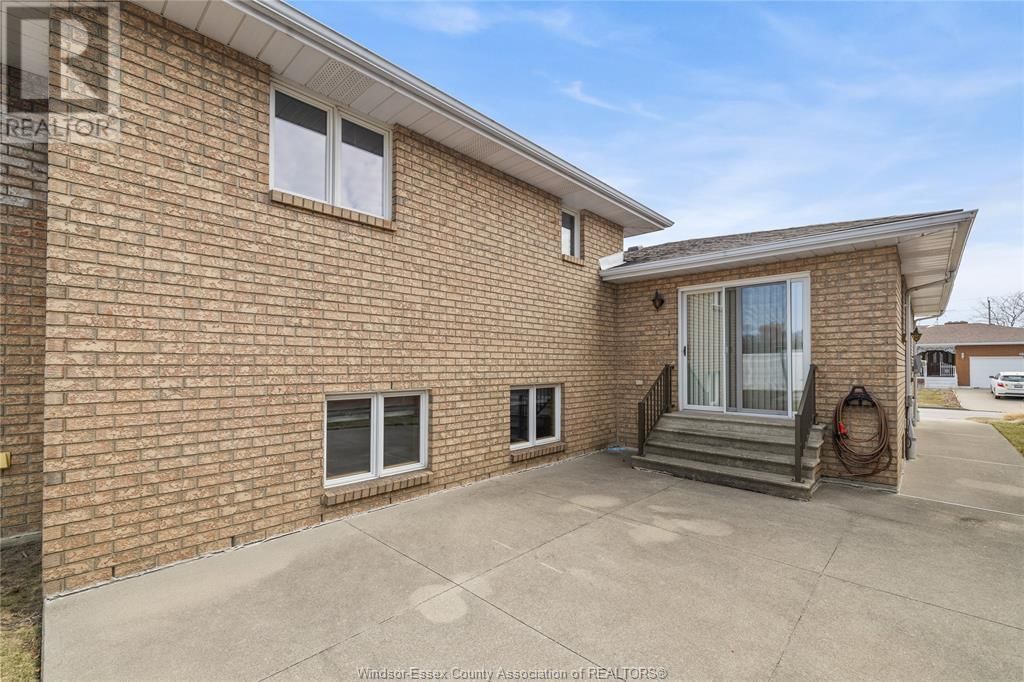 8358 KINGSTON CRESCENT Image 32