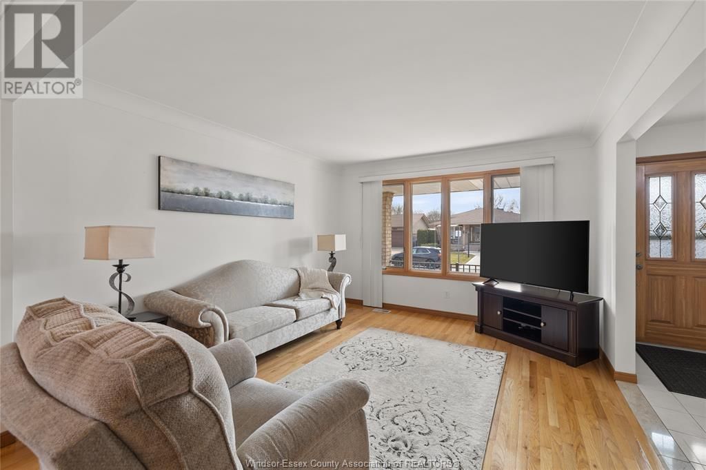 8358 KINGSTON CRESCENT Image 5