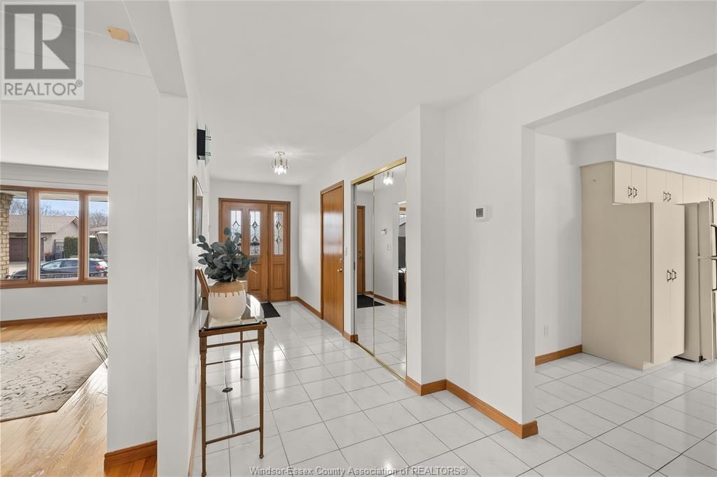 8358 KINGSTON CRESCENT Image 8