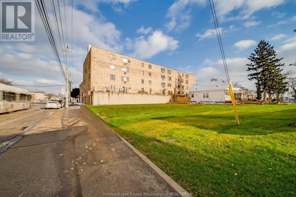 1747-1767 UNIVERSITY AVENUE WEST Image 30