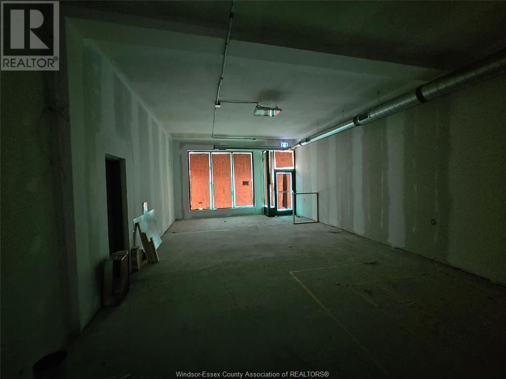 1261 WYANDOTTE STREET EAST Image 8