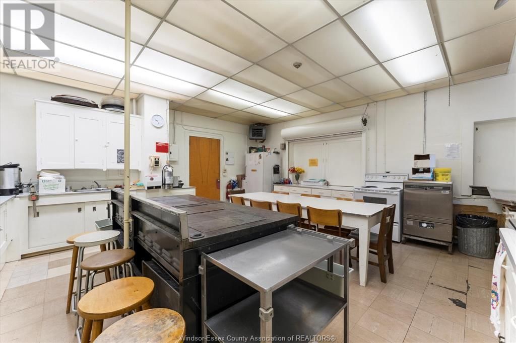 1680 DOUGALL AVENUE Image 34