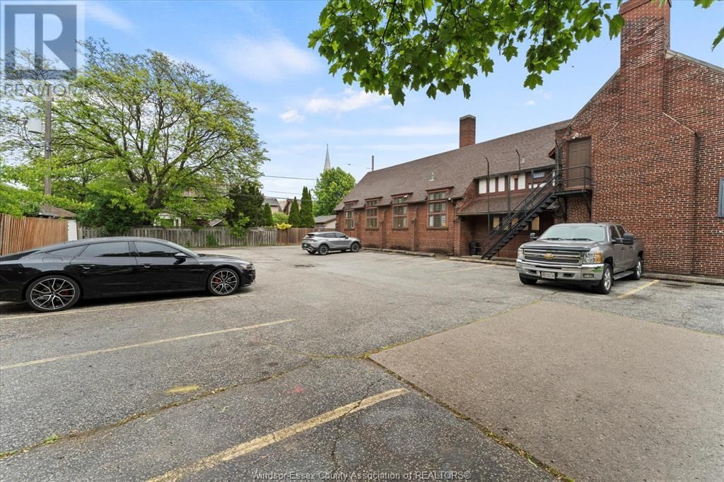 1680 DOUGALL AVENUE Image 36