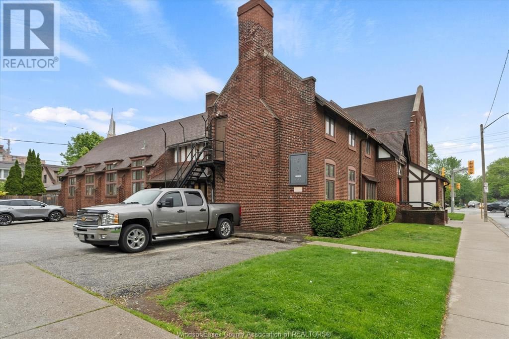 1680 DOUGALL AVENUE Image 38