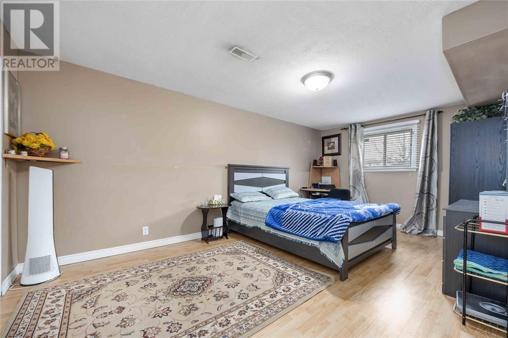 772 CARDIFF DRIVE Image 15