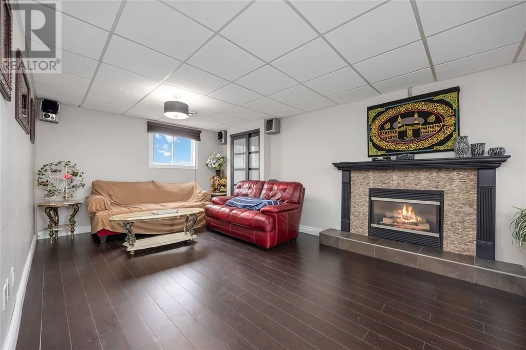 772 CARDIFF DRIVE Image 17