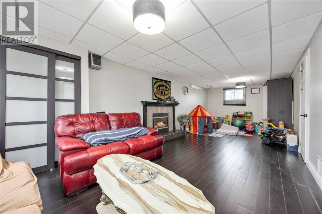 772 CARDIFF DRIVE Image 18