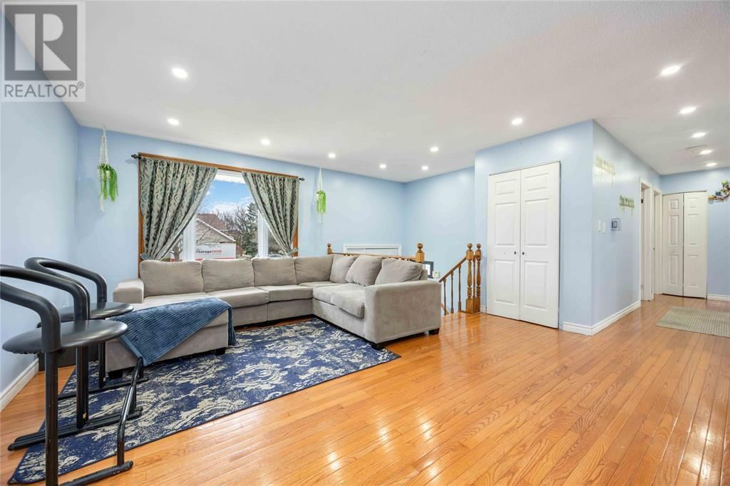 772 CARDIFF DRIVE Image 4