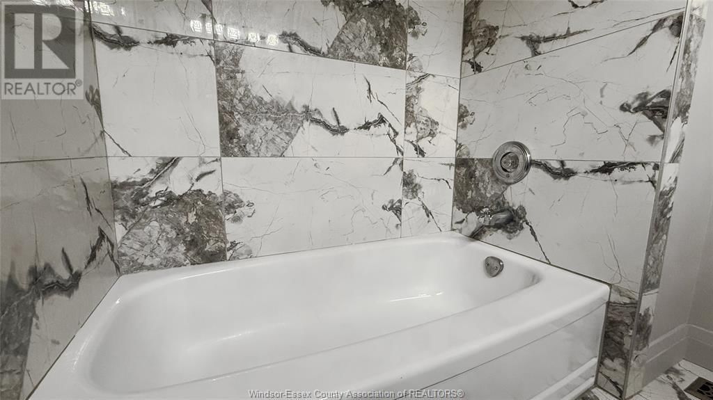 9793 LYNNGROVE Image 25