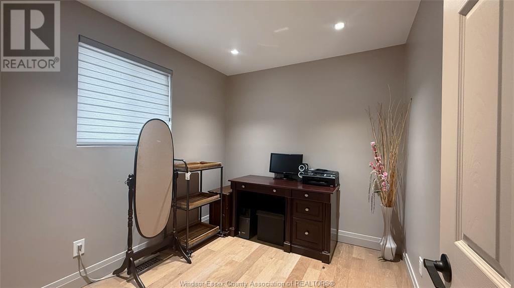 9793 LYNNGROVE Image 27