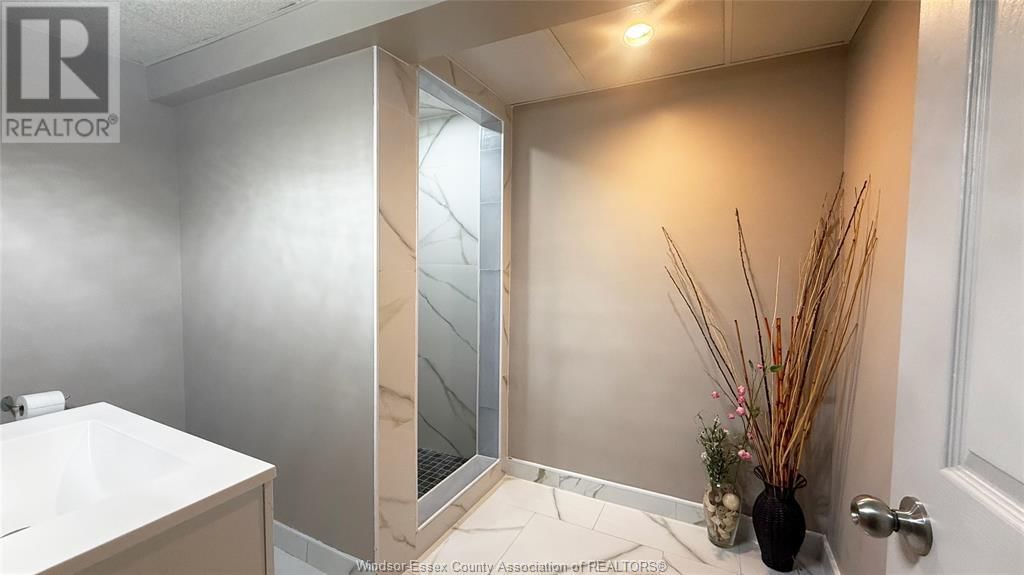 9793 LYNNGROVE Image 33