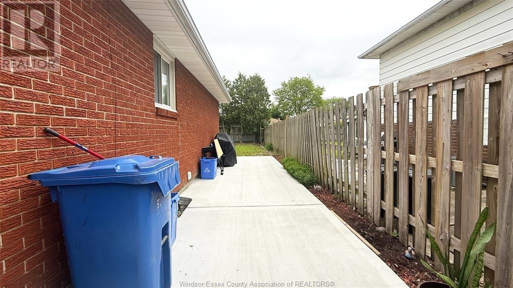 9793 LYNNGROVE Image 41