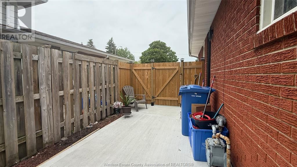 9793 LYNNGROVE Image 42