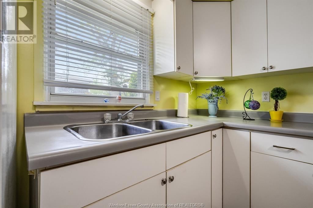 236 LANSDOWNE AVENUE Image 9