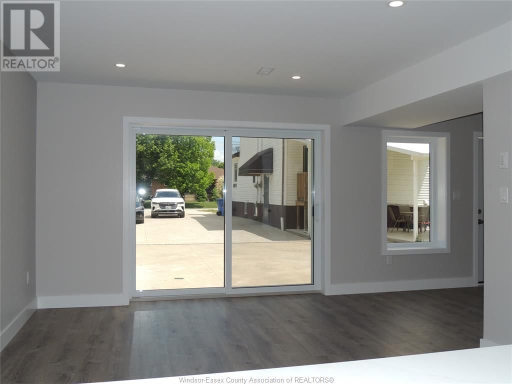 REAR - 3933 WOODWARD Image 27