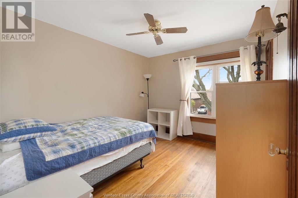 891 LOUIS Image 18