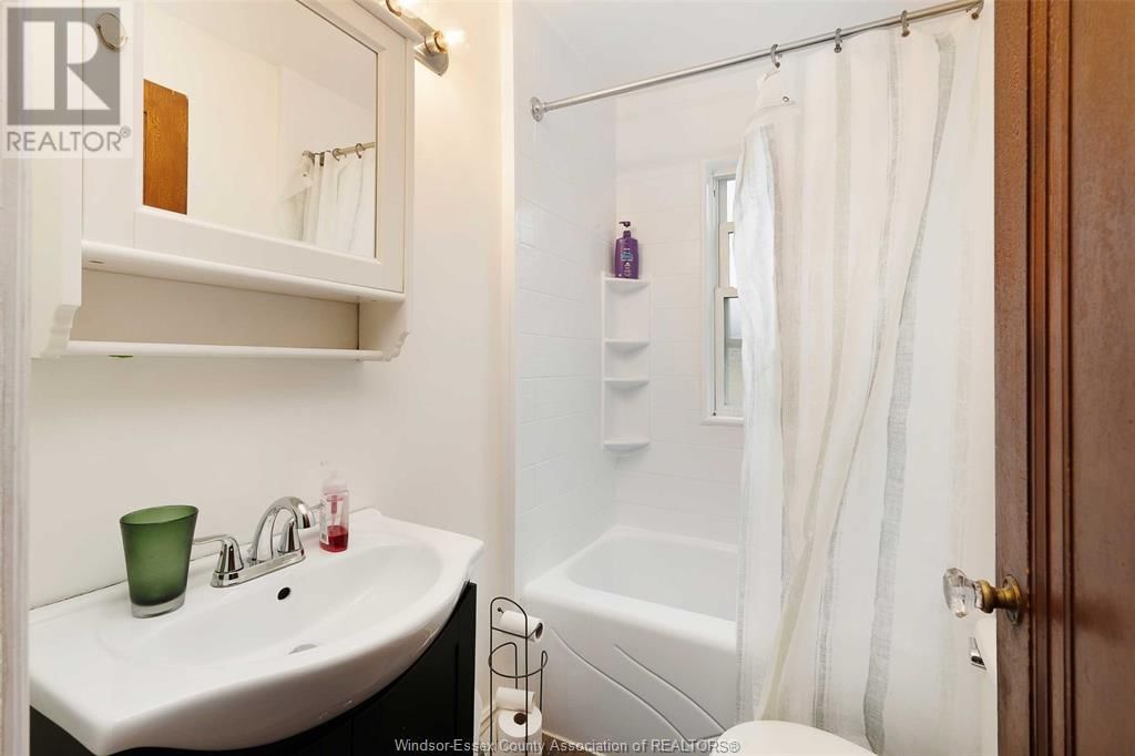 891 LOUIS Image 19