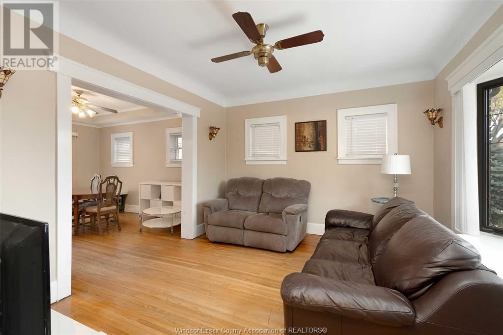 891 LOUIS Image 6