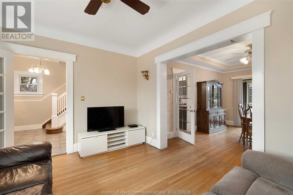 891 LOUIS Image 7