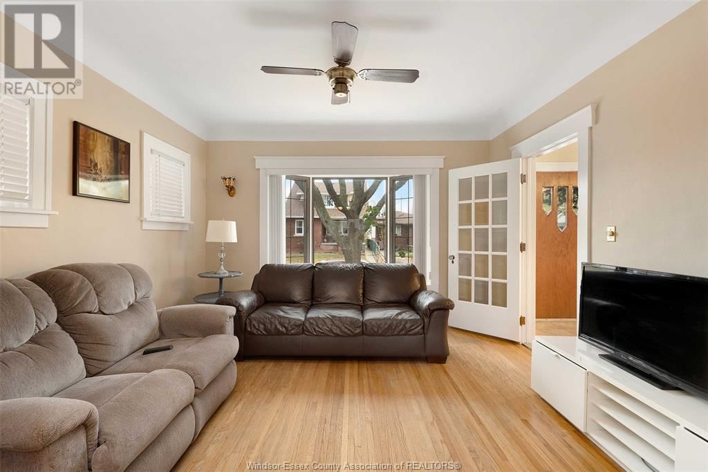891 LOUIS Image 8