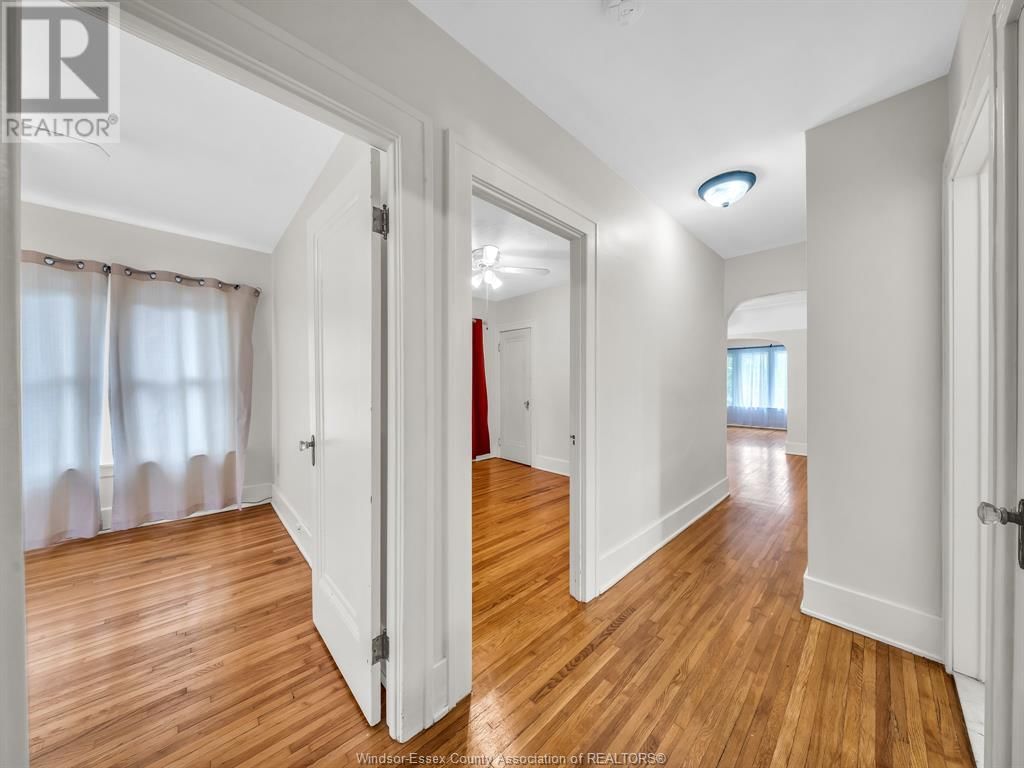 2272 DOUGALL AVENUE Image 11