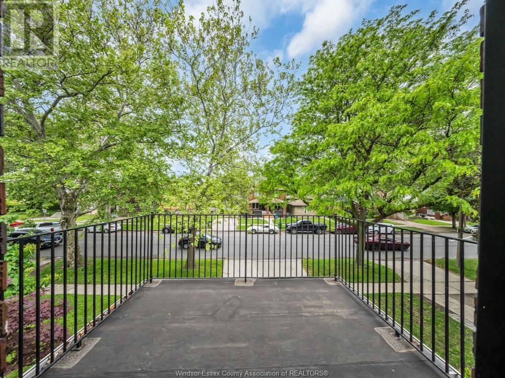2272 DOUGALL AVENUE Image 18