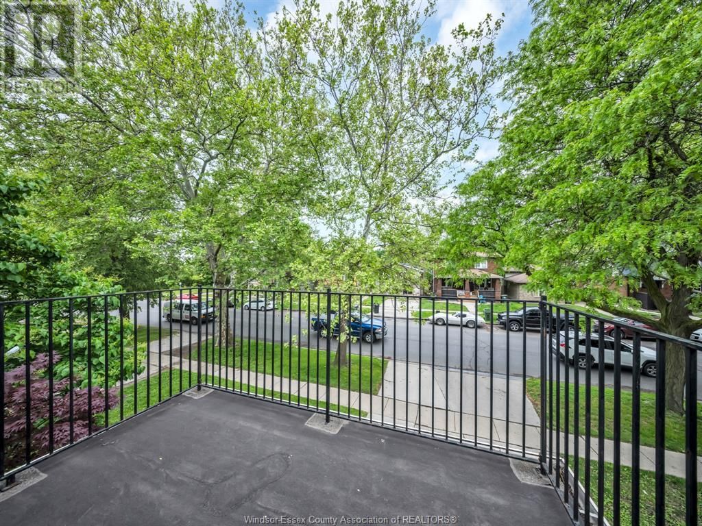 2272 DOUGALL AVENUE Image 19