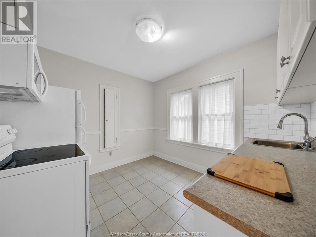 2272 DOUGALL AVENUE Image 8