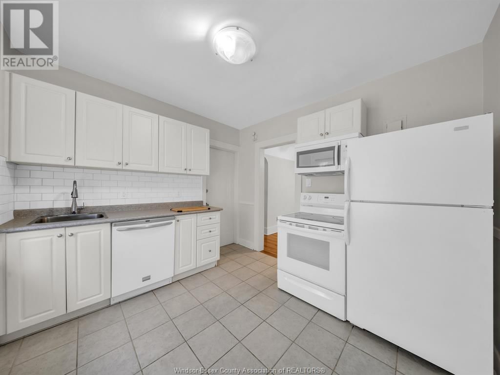 2272 DOUGALL AVENUE Image 9
