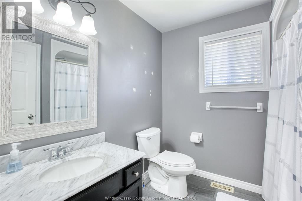 726 HELENA CRESCENT Image 21