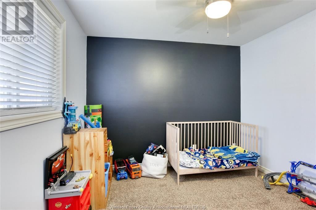 726 HELENA CRESCENT Image 24