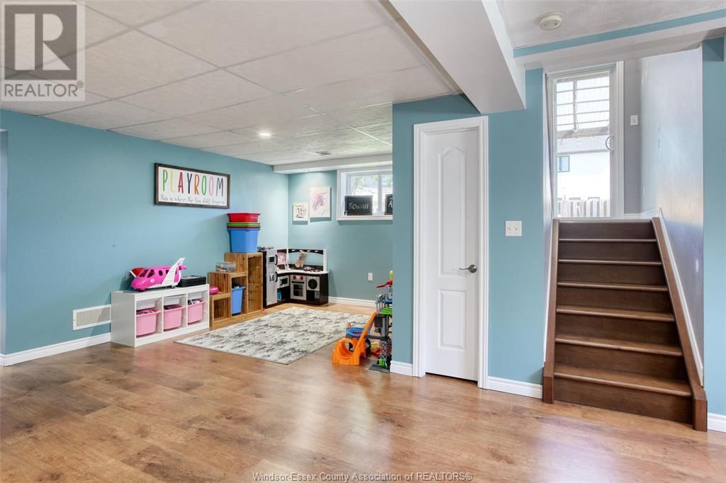 726 HELENA CRESCENT Image 31