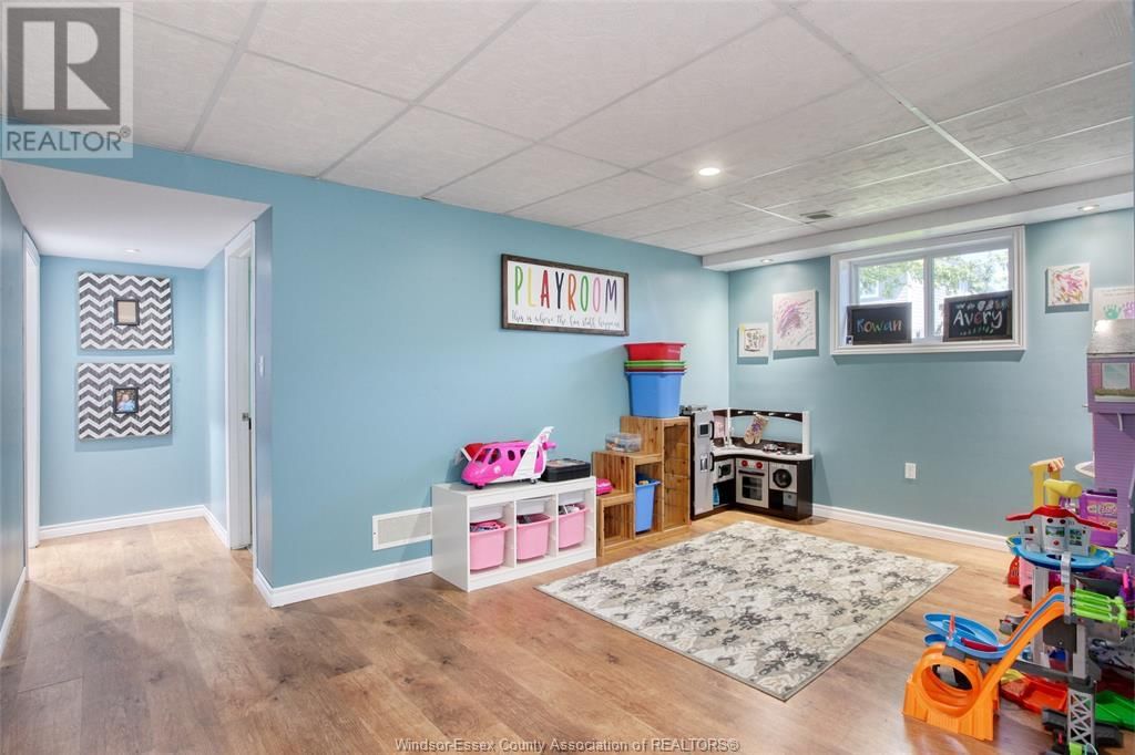 726 HELENA CRESCENT Image 32