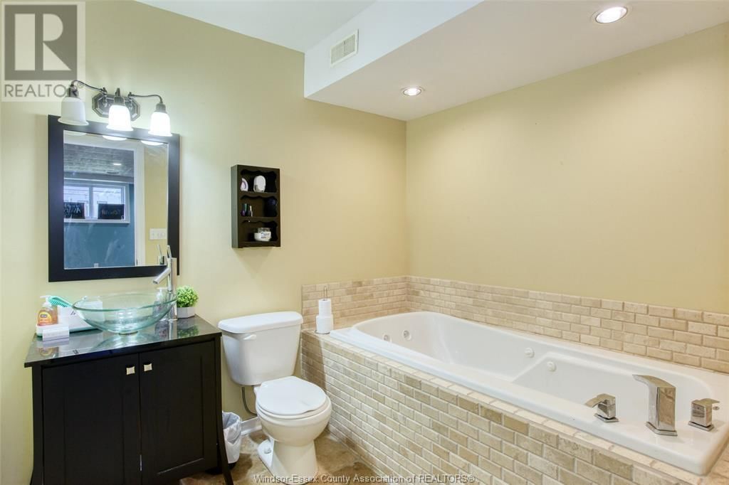 726 HELENA CRESCENT Image 33