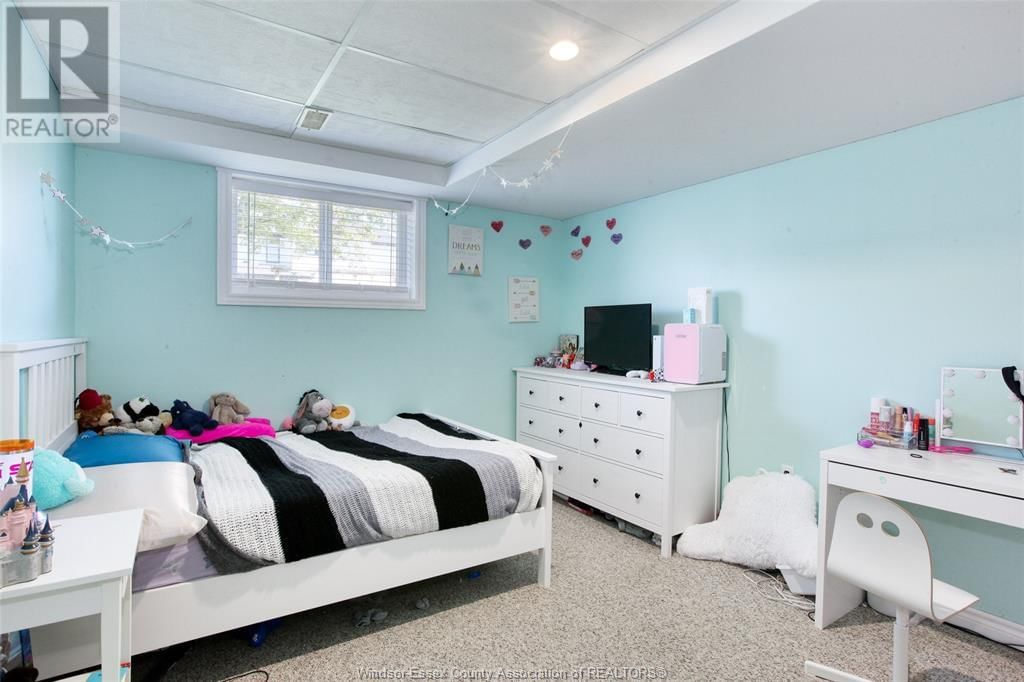 726 HELENA CRESCENT Image 34