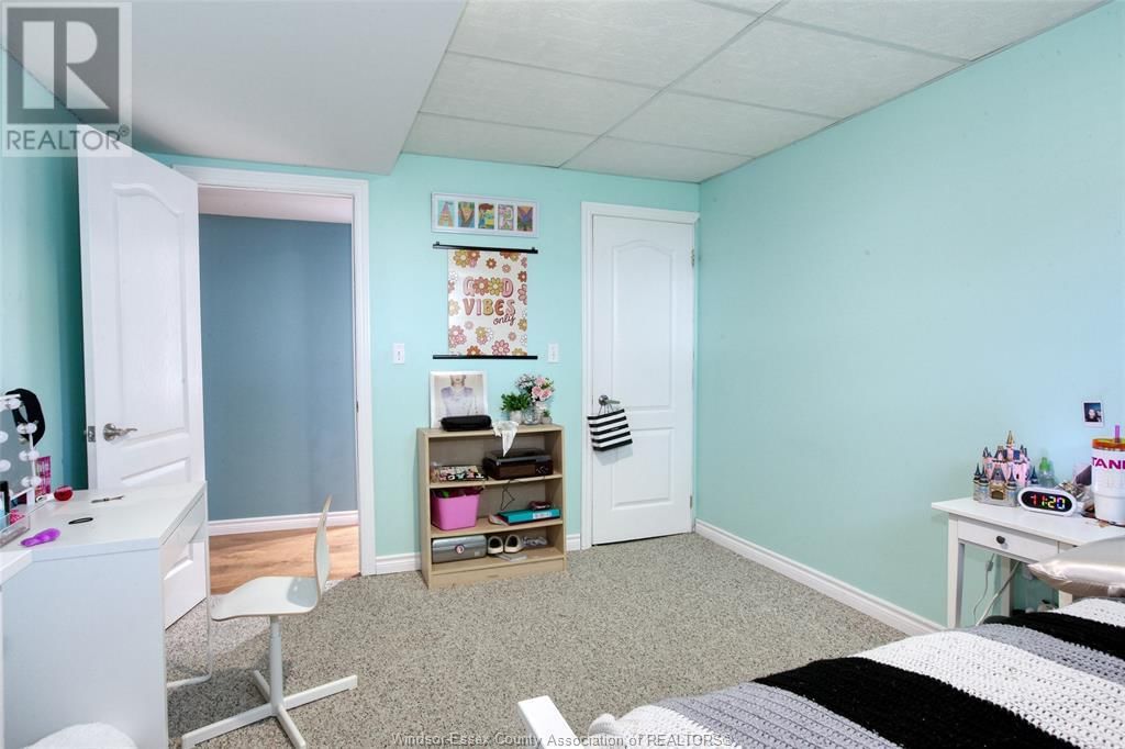 726 HELENA CRESCENT Image 35