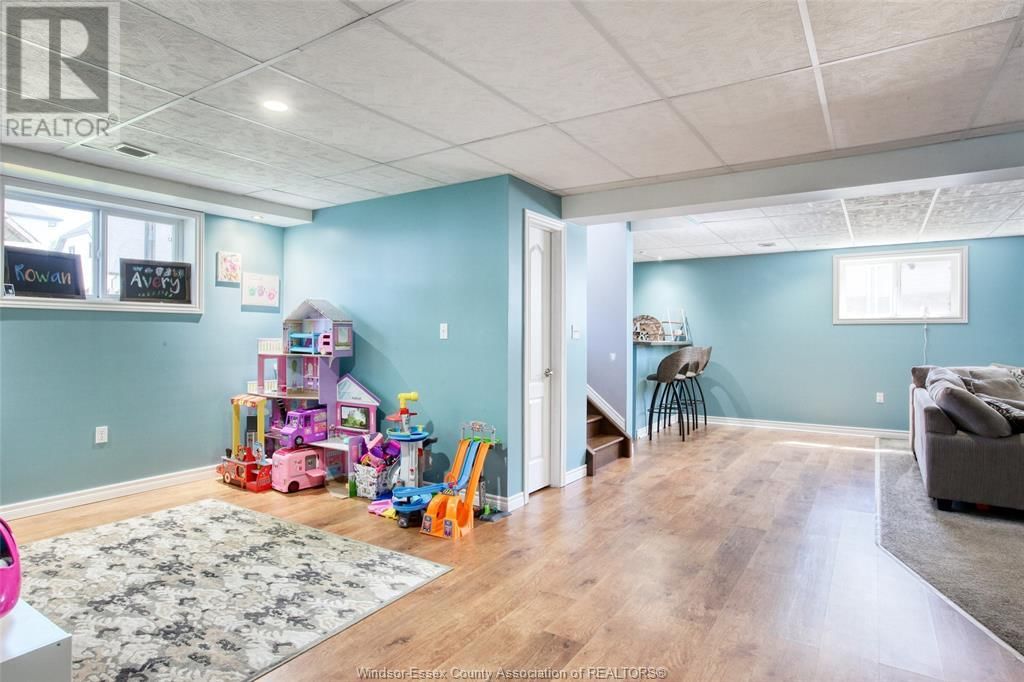 726 HELENA CRESCENT Image 37