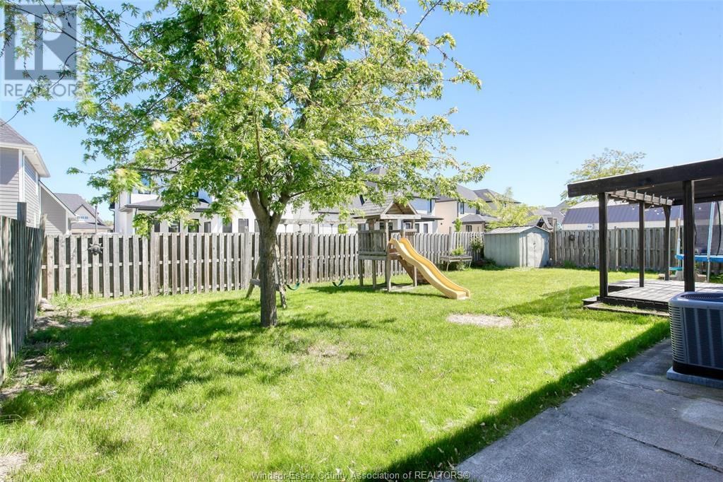726 HELENA CRESCENT Image 38